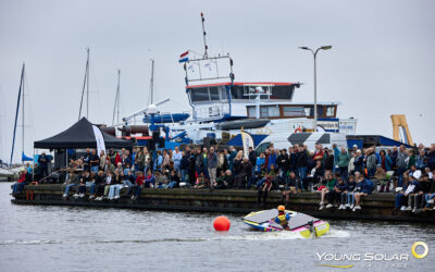 Zonneboten varen door Urk tijdens spectaculaire opening Young Solar Challenge!