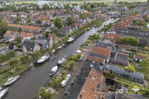 Luchtfoto van de Friese stad IJlst met vaarten vol boten en karakteristieke huizen met rode daken, genomen tijdens de tocht van The Ultimate Solar Boat Challenge.